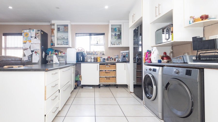 3 Bedroom Property for Sale in Peerless Park North Western Cape